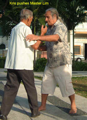 1 Kris pushes Master Lim.jpg (93997 bytes)