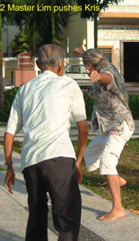 2 Master Lim pushes Kris.jpg (95586 bytes)